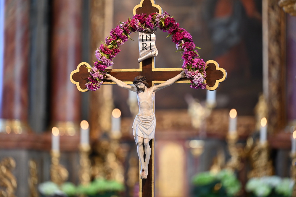 Mit Blumen geschmücktes Kreuz / www.markus-goestl.at Mit Blumen geschmücktes Kreuz