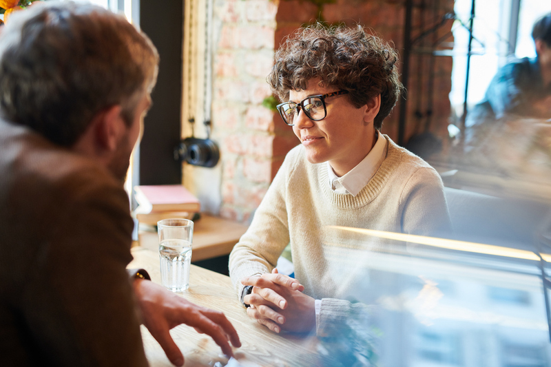 Intensives Gespräch zwischen zwei Personen. / iStock/shironosov Intensives Gespräch zwischen zwei Personen.