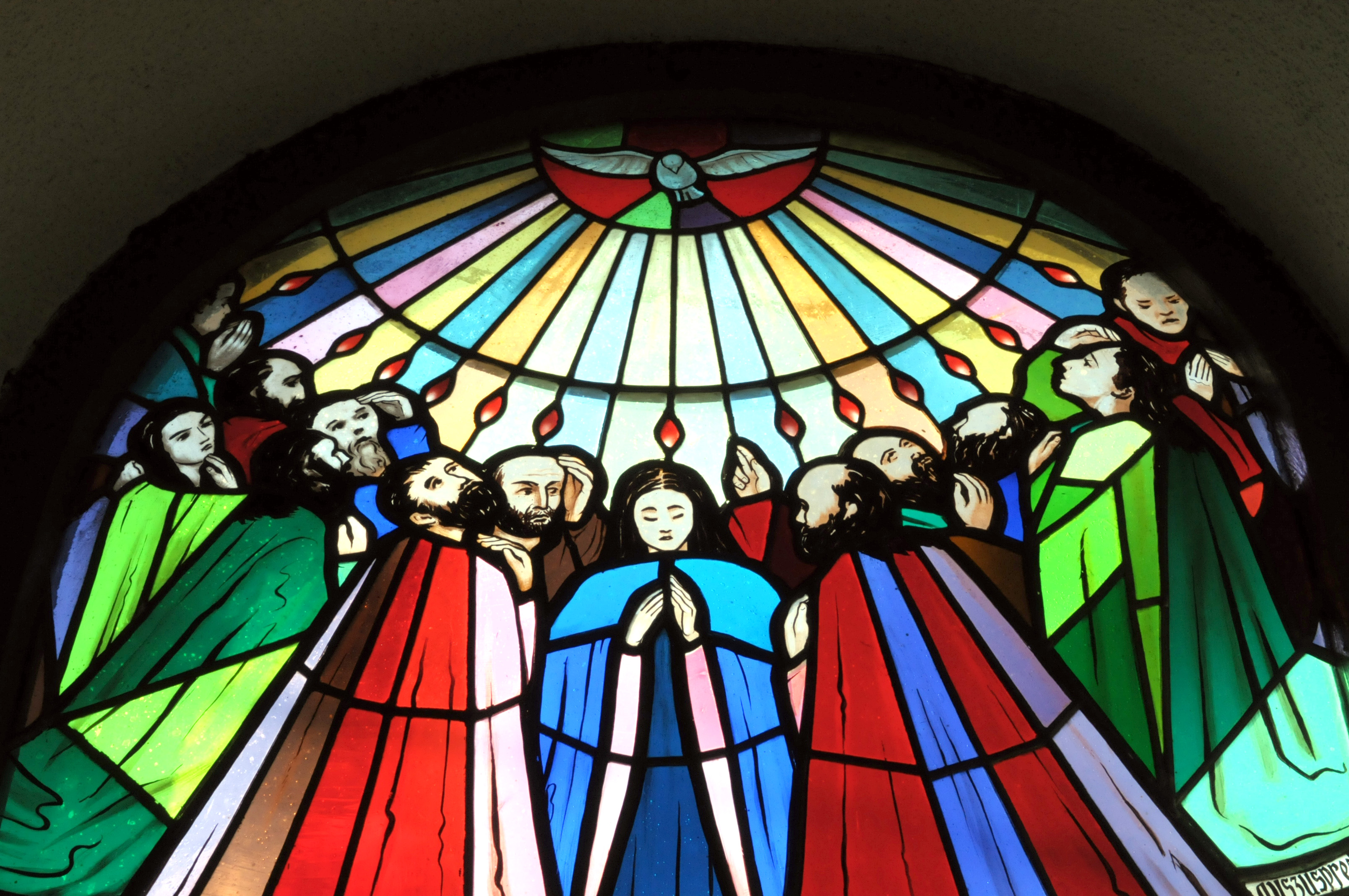 Glasfenster 'Heiliger Geist' in der Pfarrkirche in Eibesthal