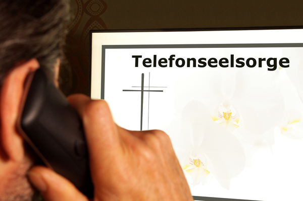 Mann am Telefon, der die Telefonseelsorge anruft. / iStock/Imagesines  Mann am Telefon, der die Telefonseelsorge anruft.
