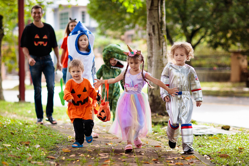 Familie für Halloween verkleidet / iStock/Family Veldman, FamVeld Familie für Halloween verkleidet