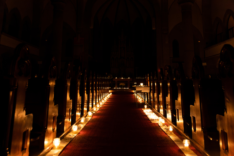 Die Nacht der 1000 Lichter / Erzdiözese Wien/ Schönlaub Stephan, Stephan Schönlaub Am Abend des 31. Oktober erstrahlen in vielen Pfarren tausende Lichter: Sie möchten uns einstimmen auf das Allerheiligen-Fest. Kirchen, Kapellen, besondere Orte, Wege, Labyrinthe - viele verschiedene Projekte laden dazu ein, in eine besondere Atmosph