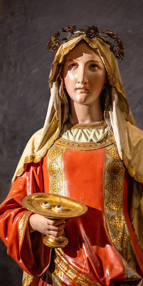 Eine mittelalterliche Statue der Heiligen Lucia in der Tarragona Kathedrale.