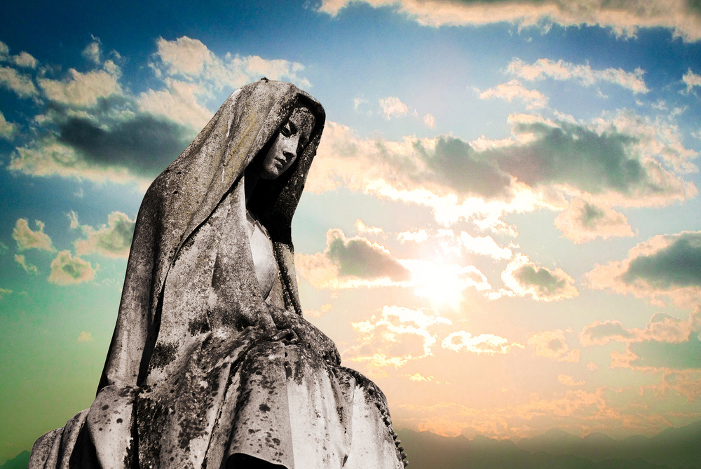 Steinstatue der Gottesmutter Maria